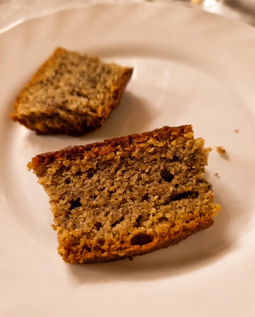 Due fette di torta di nocciole.