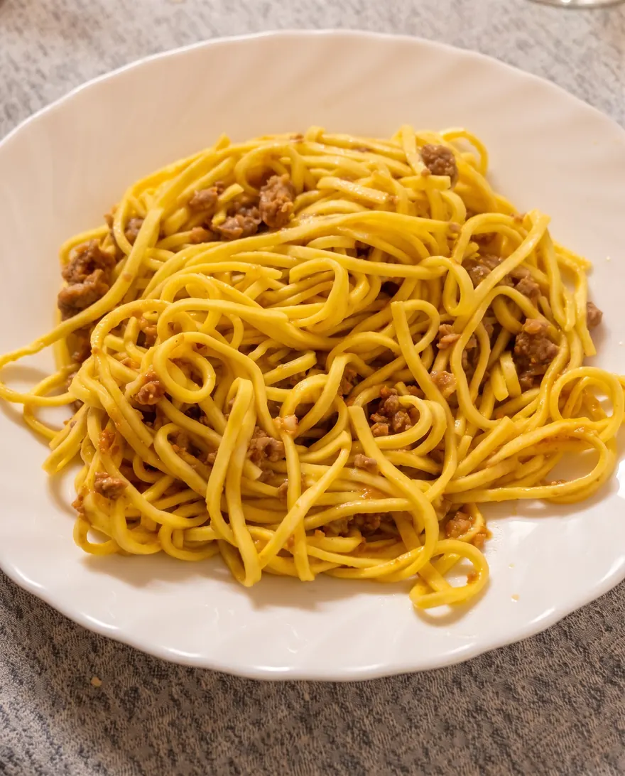 Tagliolini all'uovo con sugo di salsiccia.